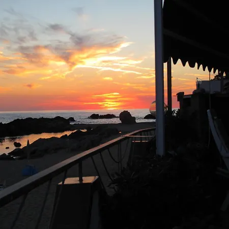 Sul Mare + Terrazzo Con Discesa Su Spiaggia Con Piscine Scogli Naturali